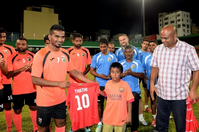 ޖޫން 9، 2015: ރައީސް ޔާމީން ގައުމީ ޓީމާ ބައްދަލު ކުރައްވައި، ޓީމުގެ ފަރިތަކުރުންތައް ބައްލަވާލެއްވުން-- ފޮޓޯ / ރައީސް އޮފީސް