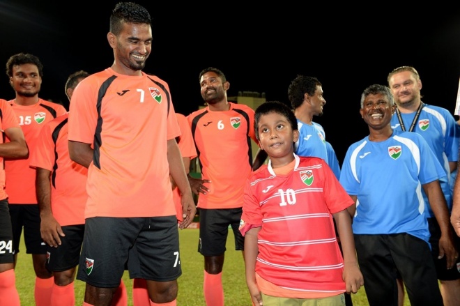 ޖޫން 9، 2015: ރައީސް ޔާމީން ގައުމީ ޓީމާ ބައްދަލު ކުރައްވައި، ޓީމުގެ ފަރިތަކުރުންތައް ބައްލަވާލެއްވުން-- ފޮޓޯ / ރައީސް އޮފީސް