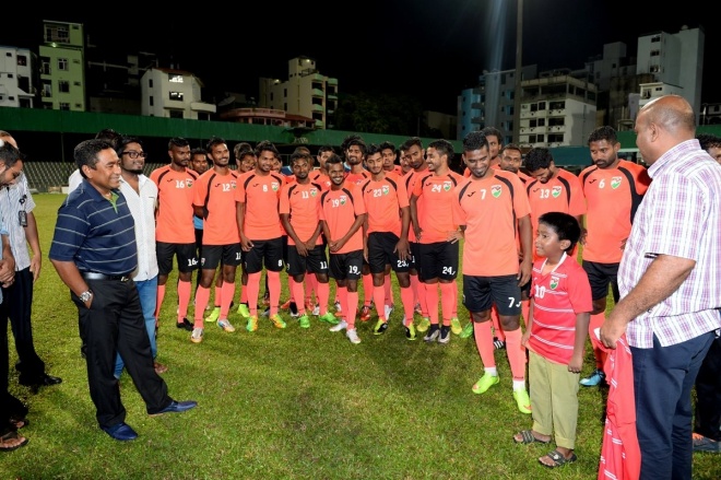 ޖޫން 9، 2015: ރައީސް ޔާމީން ގައުމީ ޓީމާ ބައްދަލު ކުރައްވައި، ޓީމުގެ ފަރިތަކުރުންތައް ބައްލަވާލެއްވުން-- ފޮޓޯ / ރައީސް އޮފީސް