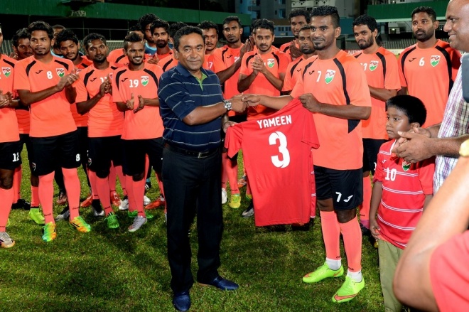 ޖޫން 9، 2015: ރައީސް ޔާމީން ގައުމީ ޓީމާ ބައްދަލު ކުރައްވައި، ޓީމުގެ ފަރިތަކުރުންތައް ބައްލަވާލެއްވުން-- ފޮޓޯ / ރައީސް އޮފީސް