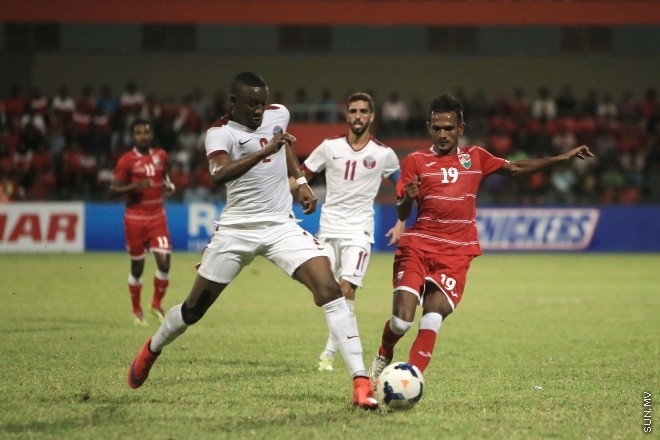 ޖޫން 11، 2015: ވޯލްޑްކަޕް ކޮލިފައިންގައި ރާއްޖެއާއި ގަތަރު ބައްދަލުކުރި މެޗުގެ ތެރެއިން -- ސަން ފޮޓޯ/ ފަޔާޒު މޫސާ
