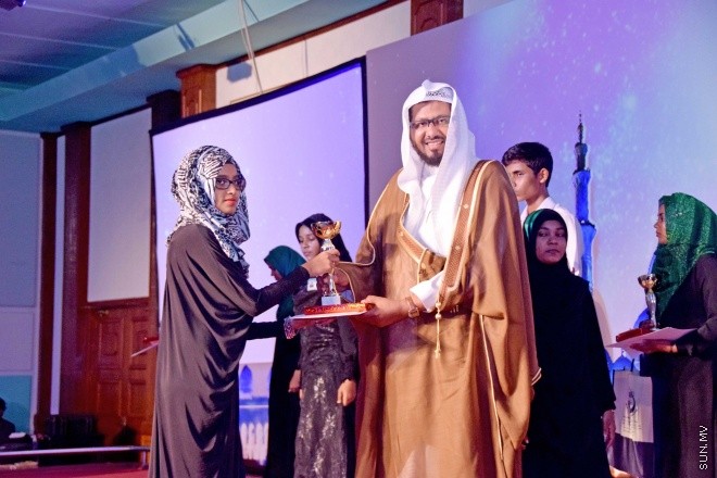 ޖޫން 13، 2015: ޤުރުއާން ކިޔެވުމުގެ 30 ވަނަ ޤައުމީ މުބާރާތް ނިންމުމުގެ ރަސްމިއްޔާތުގެ ތެރެއިން -- ސަންފޮޓޯ/ އަލީ ނަސީރު