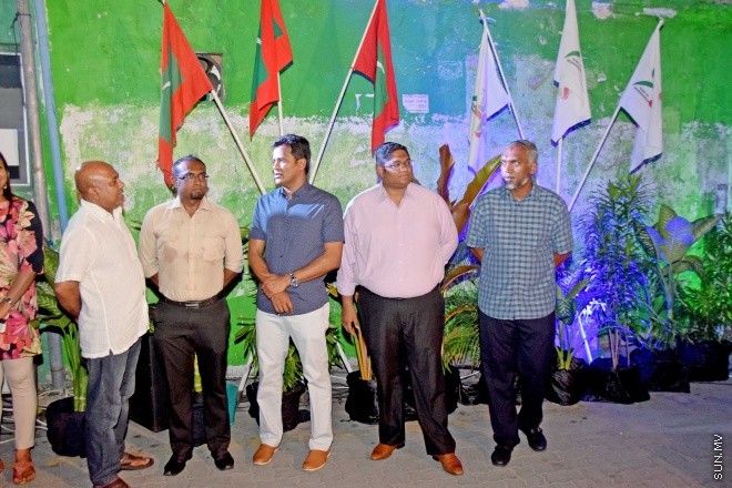 ޖޫން 17، 2015: ހައުސިންގ މިނިސްޓްރީއާއި އެމްއެންޑީއެފް ގުޅިގެން، ދަތުރުވެރިންގެ މާރުކޭޓު އަލުން ހެދުމަށްފަހު ހުޅުވުމަށް ބޭއްވި ރަސްމިއްޔާތުގެ ތެރެއިން -- ސަންފޮޓޯ/ އަލީ ނަސީރު