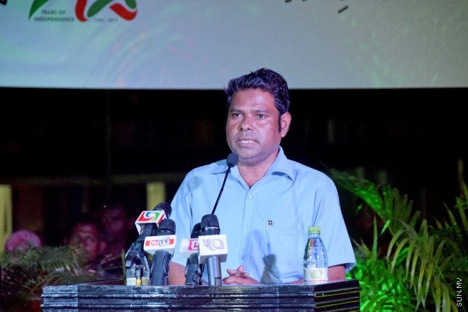 ޖޫން 17، 2015: ހައުސިންގ މިނިސްޓްރީއާއި އެމްއެންޑީއެފް ގުޅިގެން، ދަތުރުވެރިންގެ މާރުކޭޓު އަލުން ހެދުމަށްފަހު ހުޅުވުމަށް ބޭއްވި ރަސްމިއްޔާތުގެ ތެރެއިން -- ސަންފޮޓޯ/ އަލީ ނަސީރު