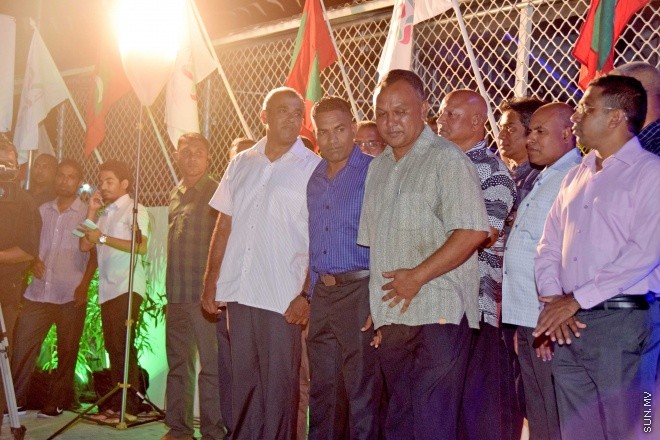 ޖޫން 17، 2015: ހައުސިންގ މިނިސްޓްރީއާއި އެމްއެންޑީއެފް ގުޅިގެން، ދަތުރުވެރިންގެ މާރުކޭޓު އަލުން ހެދުމަށްފަހު ހުޅުވުމަށް ބޭއްވި ރަސްމިއްޔާތުގެ ތެރެއިން -- ސަންފޮޓޯ/ އަލީ ނަސީރު