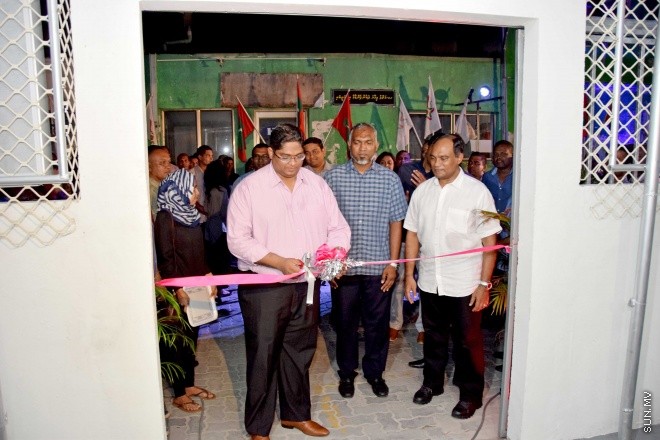 ޖޫން 17، 2015: ހައުސިންގ މިނިސްޓްރީއާއި އެމްއެންޑީއެފް ގުޅިގެން، ދަތުރުވެރިންގެ މާރުކޭޓު އަލުން ހެދުމަށްފަހު ހުޅުވުމަށް ބޭއްވި ރަސްމިއްޔާތުގެ ތެރެއިން -- ސަންފޮޓޯ/ އަލީ ނަސީރު