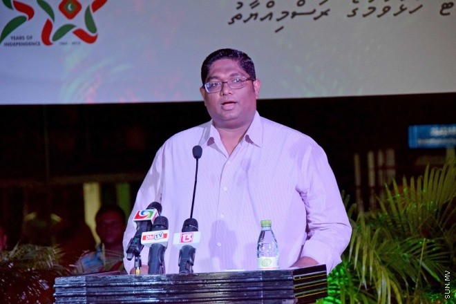 ޖޫން 17، 2015: ހައުސިންގ މިނިސްޓްރީއާއި އެމްއެންޑީއެފް ގުޅިގެން، ދަތުރުވެރިންގެ މާރުކޭޓު އަލުން ހެދުމަށްފަހު ހުޅުވުމަށް ބޭއްވި ރަސްމިއްޔާތުގެ ތެރެއިން -- ސަންފޮޓޯ/ އަލީ ނަސީރު