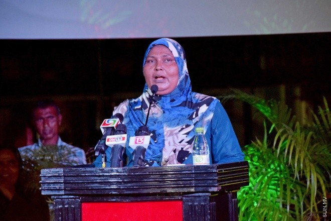 ޖޫން 17، 2015: ހައުސިންގ މިނިސްޓްރީއާއި އެމްއެންޑީއެފް ގުޅިގެން، ދަތުރުވެރިންގެ މާރުކޭޓު އަލުން ހެދުމަށްފަހު ހުޅުވުމަށް ބޭއްވި ރަސްމިއްޔާތުގެ ތެރެއިން -- ސަންފޮޓޯ/ އަލީ ނަސީރު