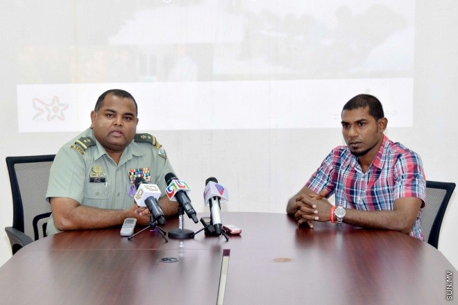 ޖޫން 24، 2015: ނެޝަނަލް ޑްރަގް އެޖެންސީގެ ފަރާތުން، ރާއްޖޭގެ ޑްރަގް އެމްބަސެޑަރު ކަމަށް، ރާއްޖޭގެ ގައުމީ ފުޓުބޯޅަ ޓީމުގެ ކީޕަރު އިމްރާން މުހައްމަދު އައްޔަނު ކުރުމަށް ބޭއްވި ރަސްމިއްޔާތުގެ ތެރެއިން -- ސަންފޮޓޯ/ އަލީ ނަސީރު