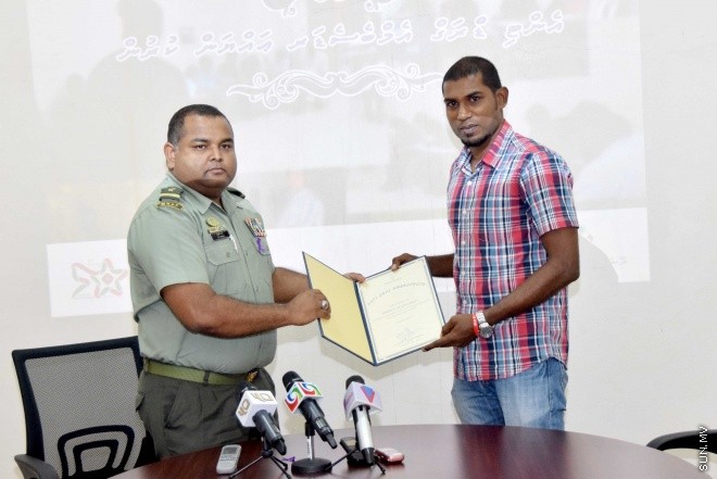 ޖޫން 24، 2015: ނެޝަނަލް ޑްރަގް އެޖެންސީގެ ފަރާތުން، ރާއްޖޭގެ ޑްރަގް އެމްބަސެޑަރު ކަމަށް، ރާއްޖޭގެ ގައުމީ ފުޓުބޯޅަ ޓީމުގެ ކީޕަރު އިމްރާން މުހައްމަދު އައްޔަނު ކުރުމަށް ބޭއްވި ރަސްމިއްޔާތުގެ ތެރެއިން -- ސަންފޮޓޯ/ އަލީ ނަސީރު