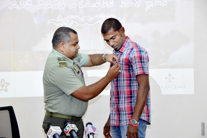 ޖޫން 24، 2015: ނެޝަނަލް ޑްރަގް އެޖެންސީގެ ފަރާތުން، ރާއްޖޭގެ ޑްރަގް އެމްބަސެޑަރު ކަމަށް، ރާއްޖޭގެ ގައުމީ ފުޓުބޯޅަ ޓީމުގެ ކީޕަރު އިމްރާން މުހައްމަދު އައްޔަނު ކުރުމަށް ބޭއްވި ރަސްމިއްޔާތުގެ ތެރެއިން -- ސަންފޮޓޯ/ އަލީ ނަސީރު
