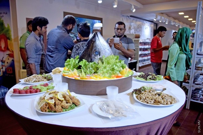 ޖޫން 26، 2015: މިފްކޯއިން، ކަންނެލީގެ އާ އުފެއްދުންތަކެއް ތައާރަފުކޮށް މިފްކޯ މަސްފިހާރައިގައި އެތަކެތި ދައްކީލުން -- ސަންފޮޓޯ/ އަލީ ނަސީރު