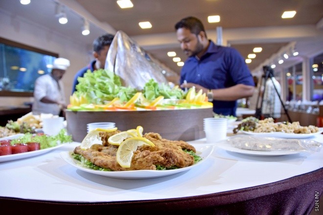 ޖޫން 26، 2015: މިފްކޯއިން، ކަންނެލީގެ އާ އުފެއްދުންތަކެއް ތައާރަފުކޮށް މިފްކޯ މަސްފިހާރައިގައި އެތަކެތި ދައްކީލުން -- ސަންފޮޓޯ/ އަލީ ނަސީރު