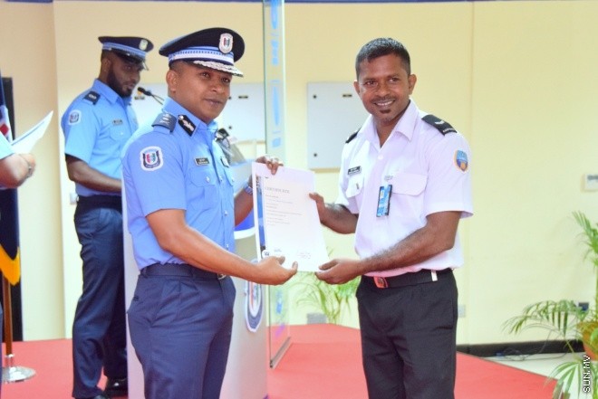 ޖޫން 28، 2015: ފުލުހުންގެ ދެވަނަ ޖިމް އިންސްޓެކްޓާ ކޯސް އަދި ތިންވަނަ ޑްރައިވިން ކޯސް ނިންމުމުގެ ރަސްމިއްޔާތުގެ ތެރެއިން --- ސަން ފޮޓޯ/ ޔޫސުފް ސޮފްވާން