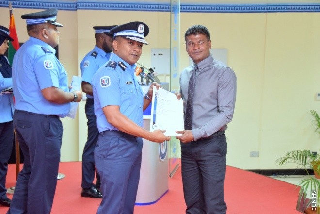ޖޫން 28، 2015: ފުލުހުންގެ ދެވަނަ ޖިމް އިންސްޓެކްޓާ ކޯސް އަދި ތިންވަނަ ޑްރައިވިން ކޯސް ނިންމުމުގެ ރަސްމިއްޔާތުގެ ތެރެއިން --- ސަން ފޮޓޯ/ ޔޫސުފް ސޮފްވާން