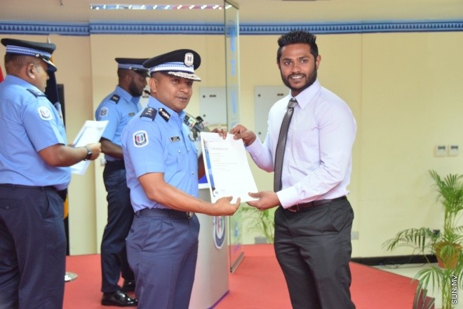 ޖޫން 28، 2015: ފުލުހުންގެ ދެވަނަ ޖިމް އިންސްޓެކްޓާ ކޯސް އަދި ތިންވަނަ ޑްރައިވިން ކޯސް ނިންމުމުގެ ރަސްމިއްޔާތުގެ ތެރެއިން --- ސަން ފޮޓޯ/ ޔޫސުފް ސޮފްވާން