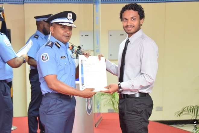 ޖޫން 28، 2015: ފުލުހުންގެ ދެވަނަ ޖިމް އިންސްޓެކްޓާ ކޯސް އަދި ތިންވަނަ ޑްރައިވިން ކޯސް ނިންމުމުގެ ރަސްމިއްޔާތުގެ ތެރެއިން --- ސަން ފޮޓޯ/ ޔޫސުފް ސޮފްވާން