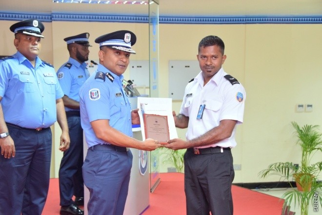 ޖޫން 28، 2015: ފުލުހުންގެ ދެވަނަ ޖިމް އިންސްޓެކްޓާ ކޯސް އަދި ތިންވަނަ ޑްރައިވިން ކޯސް ނިންމުމުގެ ރަސްމިއްޔާތުގެ ތެރެއިން --- ސަން ފޮޓޯ/ ޔޫސުފް ސޮފްވާން