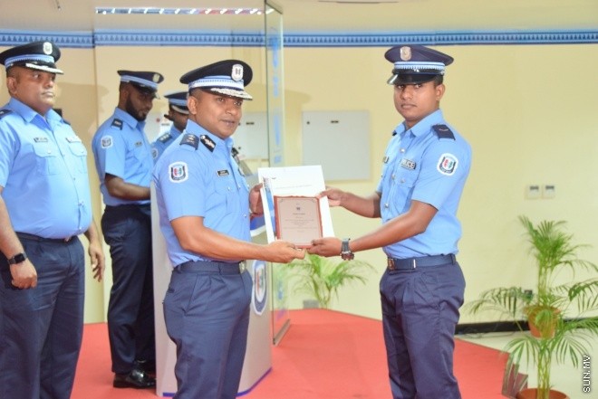 ޖޫން 28، 2015: ފުލުހުންގެ ދެވަނަ ޖިމް އިންސްޓެކްޓާ ކޯސް އަދި ތިންވަނަ ޑްރައިވިން ކޯސް ނިންމުމުގެ ރަސްމިއްޔާތުގެ ތެރެއިން --- ސަން ފޮޓޯ/ ޔޫސުފް ސޮފްވާން
