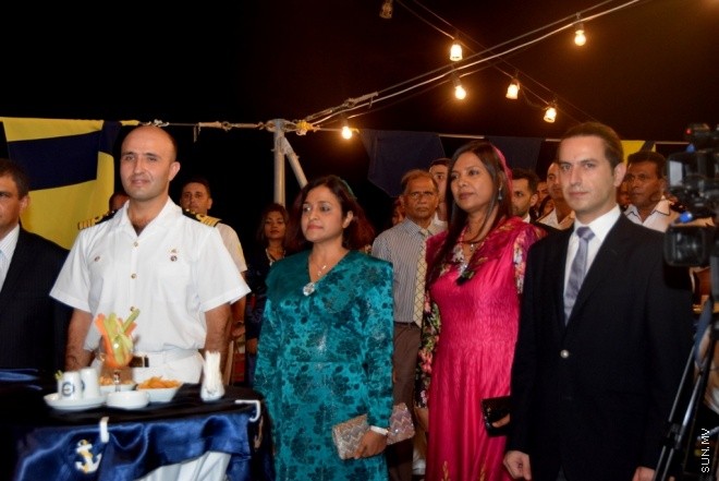 ޖުލައި 7، 2015: ދިވެހި ރާއްޖެއާއި ތުރުކީގެ އެކުވެރިކަން ބަދަހި ކުރުމުގެ ގޮތުން ތުރުކީގެ މަނަވަރު "ޓީސީޖީ ޖެޑިޒް" މާލެއަށް ކުރި ޒިޔާރަތުގެ ތެރެއިން--- ސަން ފޮޓޯ: އަހުމަދު ޖައިޝަން
