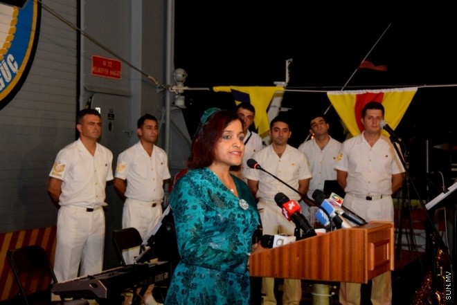 ޖުލައި 7، 2015: ދިވެހި ރާއްޖެއާއި ތުރުކީގެ އެކުވެރިކަން ބަދަހި ކުރުމުގެ ގޮތުން ތުރުކީގެ މަނަވަރު "ޓީސީޖީ ޖެޑިޒް" މާލެއަށް ކުރި ޒިޔާރަތުގެ ތެރެއިން--- ސަން ފޮޓޯ: އަހުމަދު ޖައިޝަން