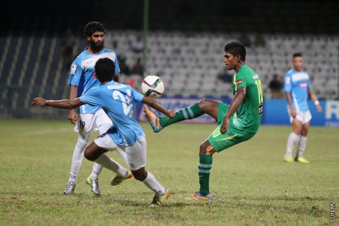ޖުލައި 8، 2015: އުރިދޫ ދިވެހި ޕްރިމިއާ ލީގްގައި މާޒިޔާ  އާއި މަހިބަދޫ ސްޕޯޓްސް ކުލަބް ބައްދަލުކުރި މެޗުގެ ތެރެއިން -- ސަން ފޮޓޯ/ ފަޔާޒު މޫސާ
