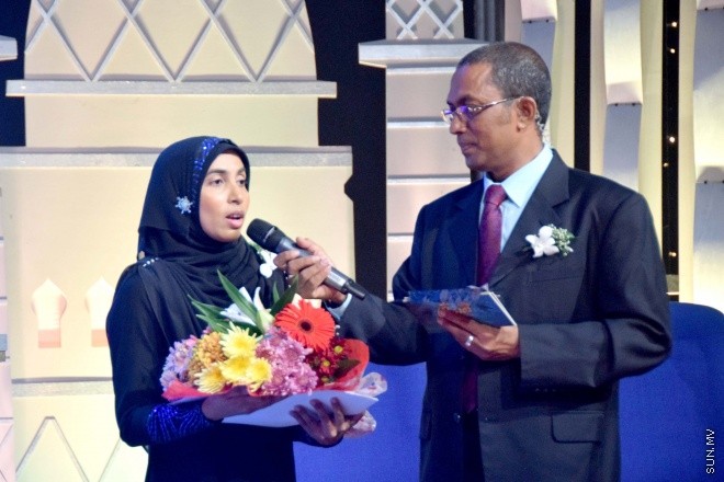 ޖުލައި 17، 2015: ޓީވީއެމް އިން އިންތިޒާމުކޮށްގެން ބޭއްވި، 1436 ވަނަ އަހަރުގެ ރަމަޟާން މަހުގެ، "ރާއްޖޭގެ އެންމެ އަލިގަދަ ތަރި" ޤުރުއާން މުބާރާތުގެ ފައިނަލް އަދި އިނާމު ދިނުމުގެ ރަސްމިއްޔާތުގެ ތެރެއިން -- ސަންފޮޓޯ/ އަލީ ނަސީރު 