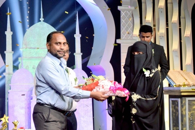 ޖުލައި 17، 2015: ޓީވީއެމް އިން އިންތިޒާމުކޮށްގެން ބޭއްވި، 1436 ވަނަ އަހަރުގެ ރަމަޟާން މަހުގެ، "ރާއްޖޭގެ އެންމެ އަލިގަދަ ތަރި" ޤުރުއާން މުބާރާތުގެ ފައިނަލް އަދި އިނާމު ދިނުމުގެ ރަސްމިއްޔާތުގެ ތެރެއިން -- ސަންފޮޓޯ/ އަލީ ނަސީރު 