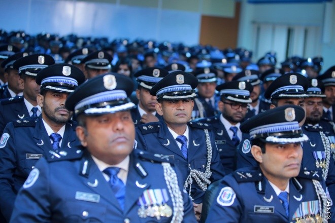 ޖޫން 23، 2015: ޕޮލިސް މެމޯރިއަލް ޑޭ ފާހަަގަކުރުމަށް އިސްކަންދަރު ކޮށީގައި ބޭއްވި ޖަލްސާގެ ތެރެއިން -- ސަން ފޮޓޯ/ފަޔާޒު މޫސާ