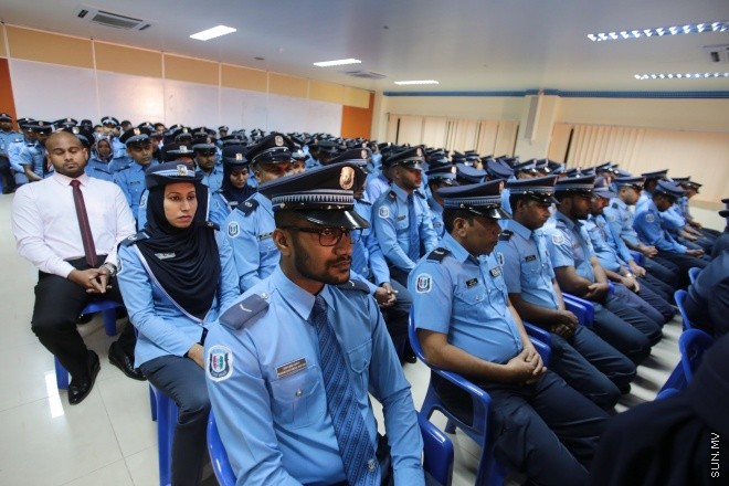 ޖޫން 23، 2015: ޕޮލިސް މެމޯރިއަލް ޑޭ ފާހަަގަކުރުމަށް އިސްކަންދަރު ކޮށީގައި ބޭއްވި ޖަލްސާގެ ތެރެއިން -- ސަން ފޮޓޯ/ފަޔާޒު މޫސާ