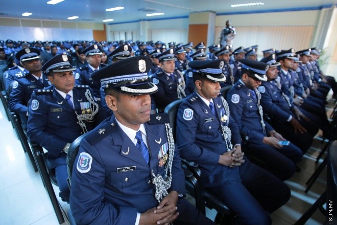ޖޫން 23، 2015: ޕޮލިސް މެމޯރިއަލް ޑޭ ފާހަަގަކުރުމަށް އިސްކަންދަރު ކޮށީގައި ބޭއްވި ޖަލްސާގެ ތެރެއިން -- ސަން ފޮޓޯ/ފަޔާޒު މޫސާ