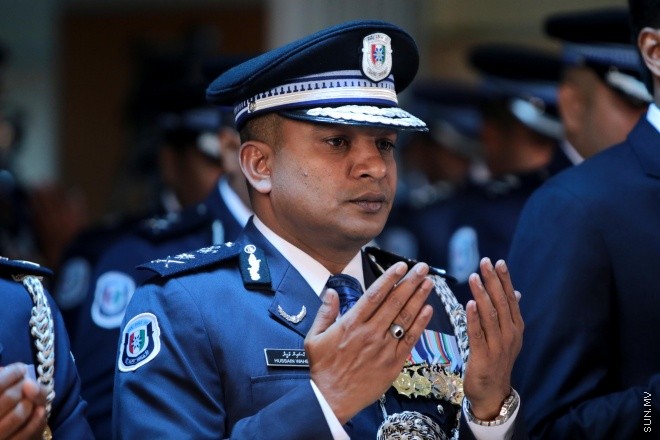 ޖޫން 23، 2015: ޕޮލިސް މެމޯރިއަލް ޑޭ ފާހަަގަކުރުމަށް އިސްކަންދަރު ކޮށީގައި ބޭއްވި ޖަލްސާގެ ތެރެއިން -- ސަން ފޮޓޯ/ފަޔާޒު މޫސާ
