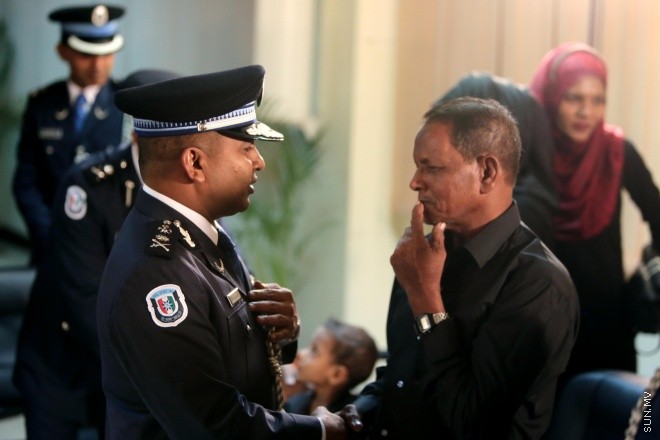 ޖޫން 23، 2015: ޕޮލިސް މެމޯރިއަލް ޑޭ ފާހަަގަކުރުމަށް އިސްކަންދަރު ކޮށީގައި ބޭއްވި ޖަލްސާގެ ތެރެއިން -- ސަން ފޮޓޯ/ފަޔާޒު މޫސާ
