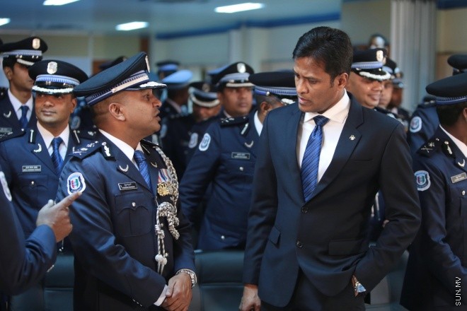 ޖޫން 23، 2015: ޕޮލިސް މެމޯރިއަލް ޑޭ ފާހަަގަކުރުމަށް އިސްކަންދަރު ކޮށީގައި ބޭއްވި ޖަލްސާގެ ތެރެއިން -- ސަން ފޮޓޯ/ފަޔާޒު މޫސާ