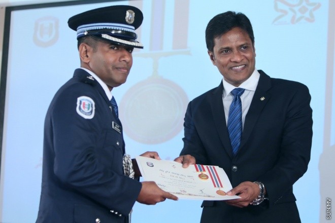 ޖޫން 23، 2015: ޕޮލިސް މެމޯރިއަލް ޑޭ ފާހަަގަކުރުމަށް އިސްކަންދަރު ކޮށީގައި ބޭއްވި ޖަލްސާގެ ތެރެއިން -- ސަން ފޮޓޯ/ފަޔާޒު މޫސާ