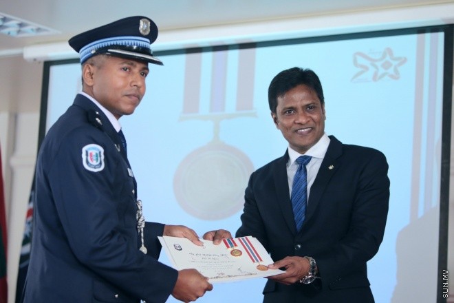 ޖޫން 23، 2015: ޕޮލިސް މެމޯރިއަލް ޑޭ ފާހަަގަކުރުމަށް އިސްކަންދަރު ކޮށީގައި ބޭއްވި ޖަލްސާގެ ތެރެއިން -- ސަން ފޮޓޯ/ފަޔާޒު މޫސާ