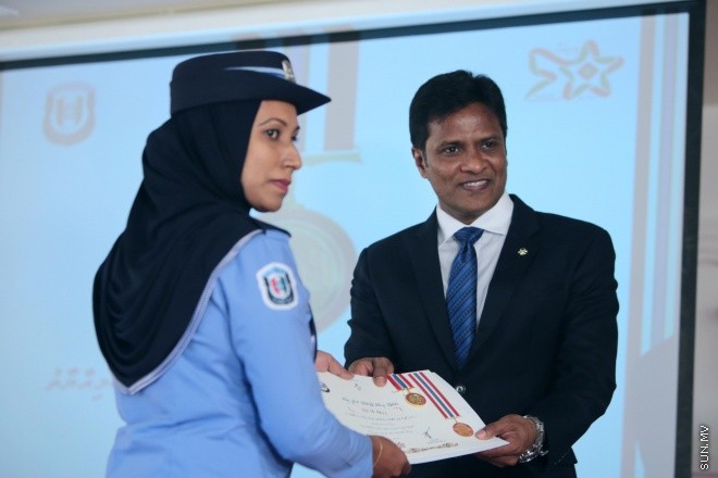 ޖޫން 23، 2015: ޕޮލިސް މެމޯރިއަލް ޑޭ ފާހަަގަކުރުމަށް އިސްކަންދަރު ކޮށީގައި ބޭއްވި ޖަލްސާގެ ތެރެއިން -- ސަން ފޮޓޯ/ފަޔާޒު މޫސާ