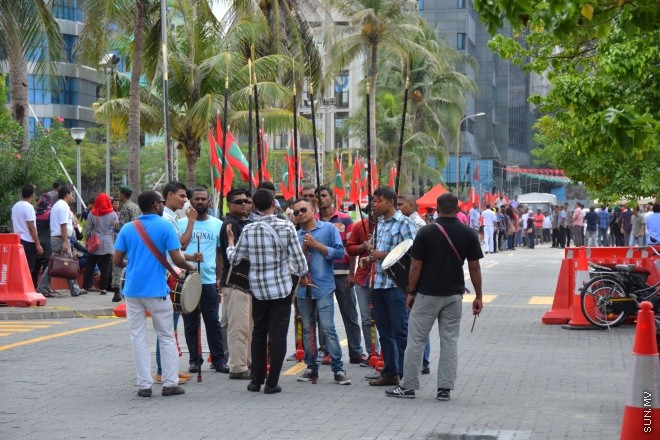 ޖުލައި 24، 2015: ޖުމްހޫރީ މައިދާނާއި ރަސްމީ ފާލަމް މަރާމާތުކުރުމަށްފަހު އަލުން ހުޅުވުމަށް ވަމުންދާ ތައްޔާރީތައް ---- ސަން ފޮޓޯ: ޔޫސުފް ސޮފްވާން