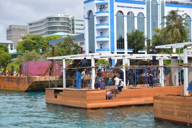 ޖުލައި 24، 2015: ޖުމްހޫރީ މައިދާނާއި ރަސްމީ ފާލަމް މަރާމާތުކުރުމަށްފަހު އަލުން ހުޅުވުމަށް ވަމުންދާ ތައްޔާރީތައް ---- ސަން ފޮޓޯ: ޔޫސުފް ސޮފްވާން