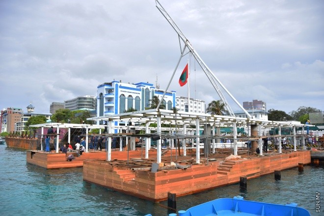 ޖުލައި 24، 2015: ޖުމްހޫރީ މައިދާނާއި ރަސްމީ ފާލަމް މަރާމާތުކުރުމަށްފަހު އަލުން ހުޅުވުމަށް ވަމުންދާ ތައްޔާރީތައް ---- ސަން ފޮޓޯ: ޔޫސުފް ސޮފްވާން