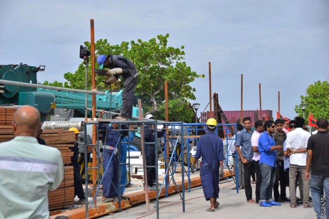 ޖުލައި 24، 2015: ޖުމްހޫރީ މައިދާނާއި ރަސްމީ ފާލަމް މަރާމާތުކުރުމަށްފަހު އަލުން ހުޅުވުމަށް ވަމުންދާ ތައްޔާރީތައް ---- ސަން ފޮޓޯ: ޔޫސުފް ސޮފްވާން