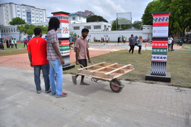 ޖުލައި 24، 2015: ޖުމްހޫރީ މައިދާނާއި ރަސްމީ ފާލަމް މަރާމާތުކުރުމަށްފަހު އަލުން ހުޅުވުމަށް ވަމުންދާ ތައްޔާރީތައް ---- ސަން ފޮޓޯ: ޔޫސުފް ސޮފްވާން