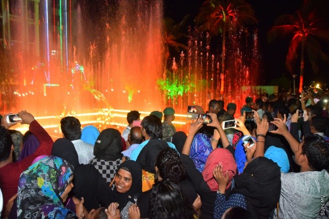 ޖުލައި 24، 2015: މަރާމާތައްފަހު ޖުމްހޫރީ މައިދާން އަލުން ހުޅުވުމައް ބޭއްވި ރަސްމިއްޔާތުގެ ތެރެއިން --- ސަން ފޮޓޯ/ ޔޫސުފް ސޮފްވާން