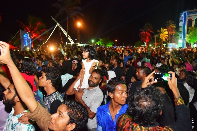 ޖުލައި 24، 2015: މަރާމާތައްފަހު ޖުމްހޫރީ މައިދާން އަލުން ހުޅުވުމައް ބޭއްވި ރަސްމިއްޔާތުގެ ތެރެއިން --- ސަން ފޮޓޯ/ ޔޫސުފް ސޮފްވާން