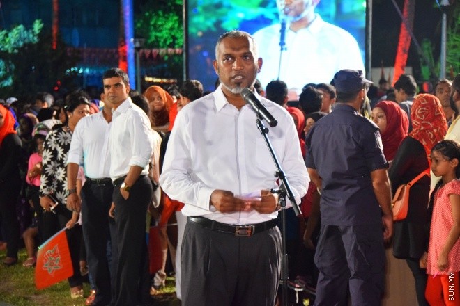 ޖުލައި 24، 2015: މަރާމާތައްފަހު ޖުމްހޫރީ މައިދާން އަލުން ހުޅުވުމައް ބޭއްވި ރަސްމިއްޔާތުގެ ތެރެއިން --- ސަން ފޮޓޯ/ ޔޫސުފް ސޮފްވާން