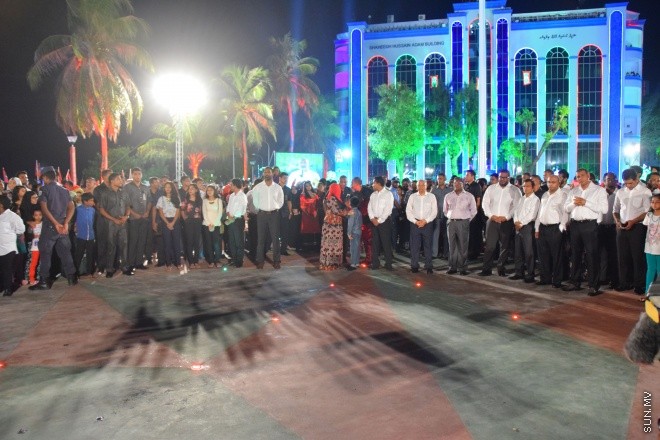 ޖުލައި 24، 2015: މަރާމާތައްފަހު ޖުމްހޫރީ މައިދާން އަލުން ހުޅުވުމައް ބޭއްވި ރަސްމިއްޔާތުގެ ތެރެއިން --- ސަން ފޮޓޯ/ ޔޫސުފް ސޮފްވާން