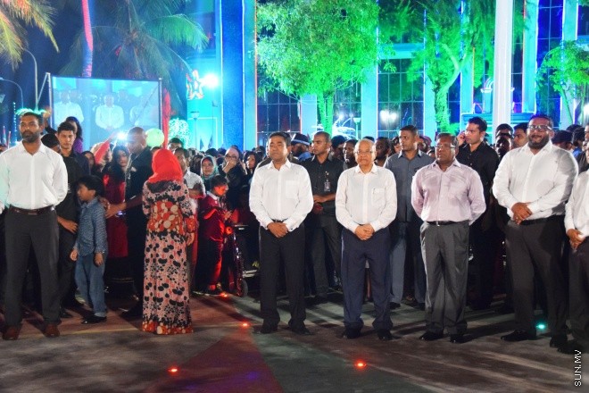 ޖުލައި 24، 2015: މަރާމާތައްފަހު ޖުމްހޫރީ މައިދާން އަލުން ހުޅުވުމައް ބޭއްވި ރަސްމިއްޔާތުގެ ތެރެއިން --- ސަން ފޮޓޯ/ ޔޫސުފް ސޮފްވާން