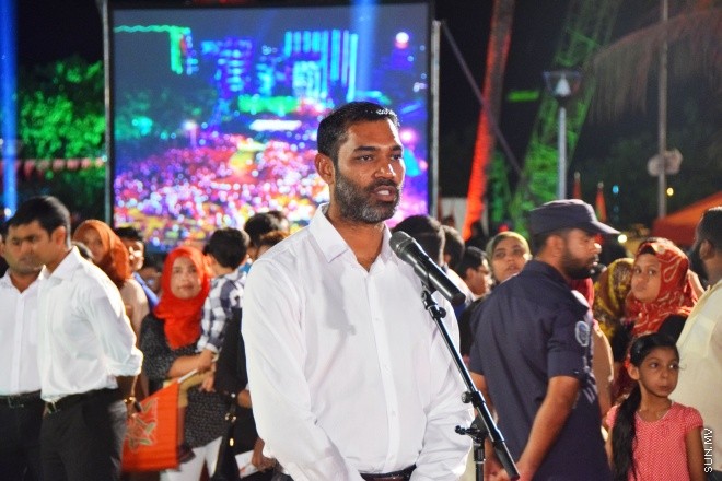 ޖުލައި 24، 2015: މަރާމާތައްފަހު ޖުމްހޫރީ މައިދާން އަލުން ހުޅުވުމައް ބޭއްވި ރަސްމިއްޔާތުގެ ތެރެއިން --- ސަން ފޮޓޯ/ ޔޫސުފް ސޮފްވާން