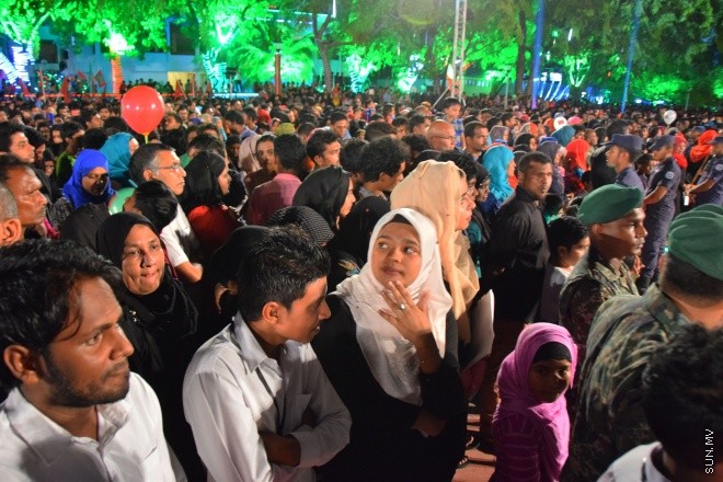 ޖުލައި 24، 2015: މަރާމާތައްފަހު ޖުމްހޫރީ މައިދާން އަލުން ހުޅުވުމައް ބޭއްވި ރަސްމިއްޔާތުގެ ތެރެއިން --- ސަން ފޮޓޯ/ ޔޫސުފް ސޮފްވާން