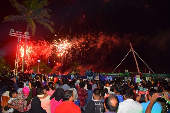 ޖުލައި 24، 2015: މަރާމާތައްފަހު ޖުމްހޫރީ މައިދާން އަލުން ހުޅުވުމައް ބޭއްވި ރަސްމިއްޔާތުގެ ތެރެއިން --- ސަން ފޮޓޯ/ ޔޫސުފް ސޮފްވާން